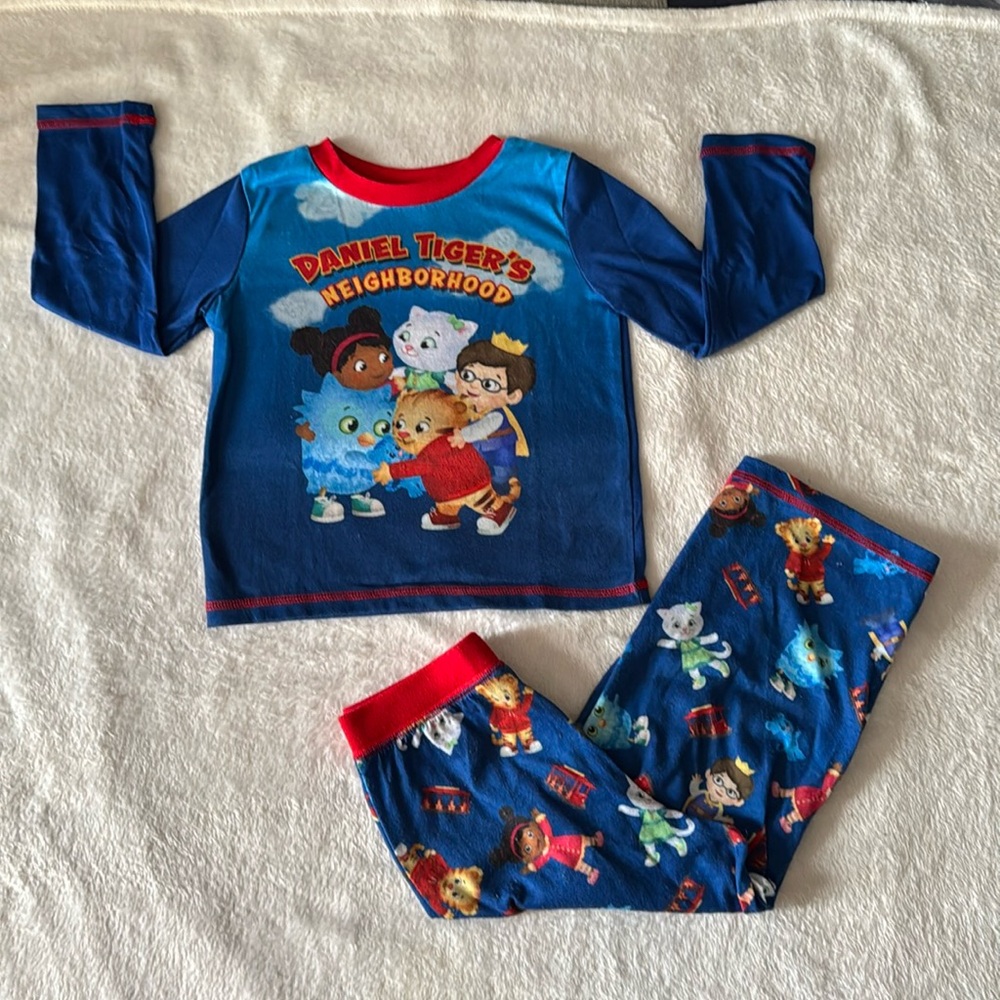 Daniel Tiger 2 piece pajama set (4T)
